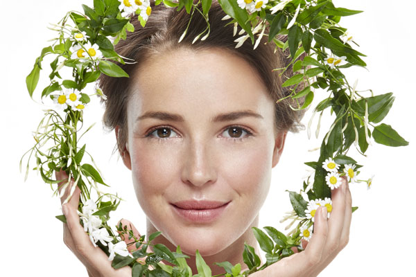 Femme avec une couronne de fleurs autour de son visage