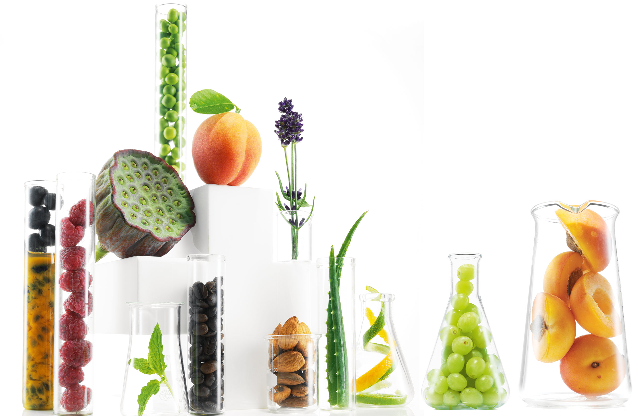 Des fleurs, fruits et légumes dans des récipients en verre