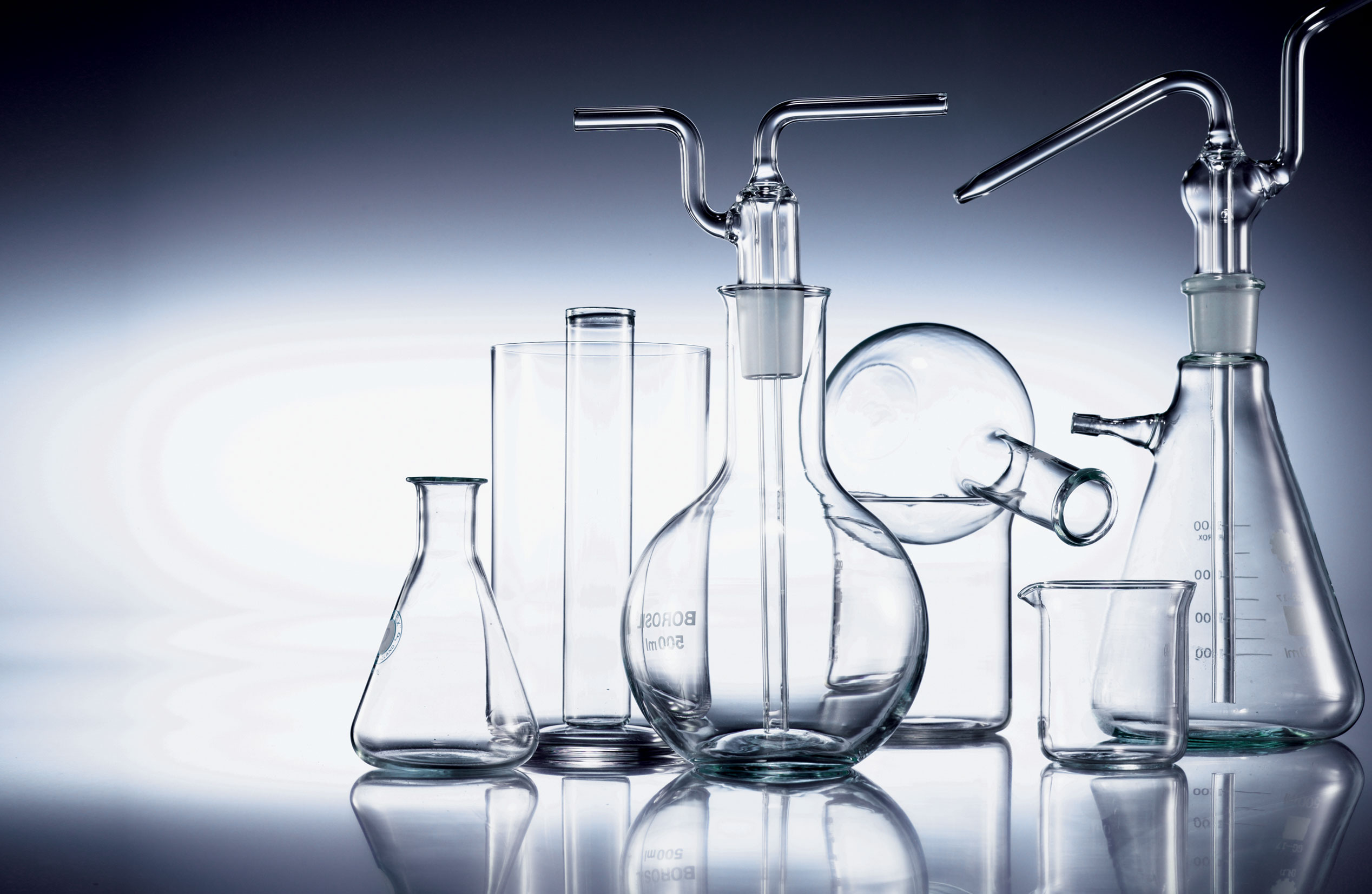 Quelques fioles en verre de chimiste